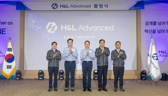 4일 충남 서산 대산석유산업단지에서 열린 H&L 어드밴스드 공식 출범식에서 조남수 H&L 어드밴스드 공동대표(왼쪽부터), 정임주 HD현대오일뱅크 대표, 송명준 HD현대오일뱅크 대표, 이영준 롯데그룹 화학군 총괄대표, 천양식 H&L 어드밴스드 공동대표가 기념 촬영하고 있다. /H&L 어드밴스드