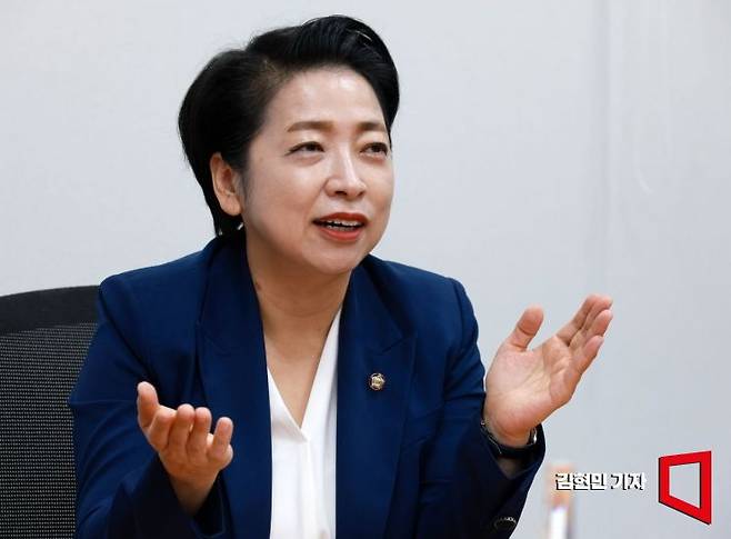 황정아 더불어민주당 의원이 국회 의원실에서 아시아경제와 인터뷰하고 있다. 2026.8.24 김현민 기자