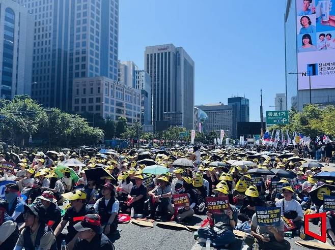 전국금융산업노동조합(금융노조) 조합원들이 4일 서울 광화문 세종대로에서 정부의 국책은행 등 금융공공기관 지방 이전 추진 중단, 주 4.5일제 도입을 요구하는 1차 총파업에서 피켓을 들고 있다. 이기민 기자