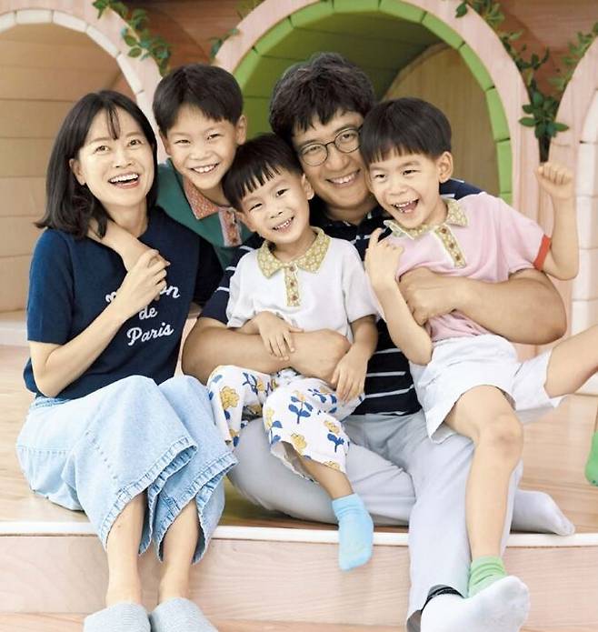 지난달 31일 오후 제주 서귀포시 국립기상과학원 내 ‘멘도롱 일터’에서 조정훈 기상과학원 연구관 가족이 활짝 웃고 있다. 멘도롱 일터는 직원들이 업무를 보면서 아이도 돌볼 수 있도록 놀이방처럼 꾸민 공간이다. 왼쪽부터 아내 김희진씨, 하민·이솔, 조 연구관, 유준. /박상현 기자