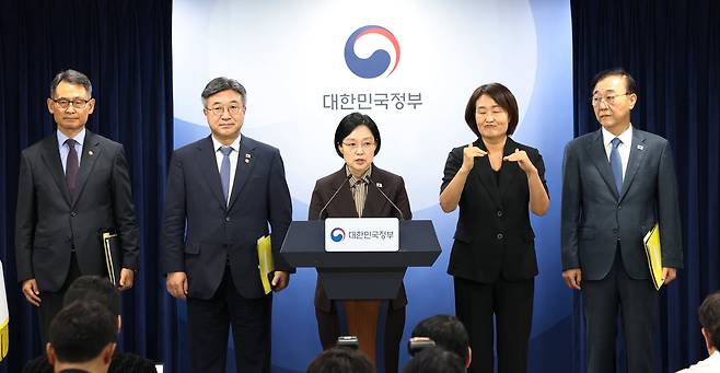 한성숙 국무총리(가운데)가 3일 정부서울청사에서 ‘행정·공공기관 이전 계획' 브리핑을 하고 있다. 허장 재정경제부 2차관, 윤호중 행정안전부 장관, 김윤덕 국토교통부 장관(사진 왼쪽부터)이 배석했다. /박성원 기자