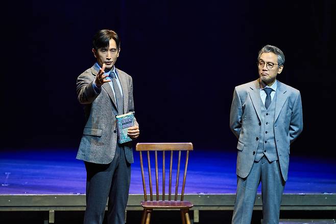 연극 '죽은 시인의 사회' 공연 사진. 1959년 미국 동부의 아이비리그 진학 명문 웰스 아카데미에 새로 부임한 영어 교사 '존 키팅'(차인표·왼쪽)의 파격적 수업 방식이 전통을 중시히는 '놀란'(박지일) 교장에겐 못마땅하다. /마스트 인터내셔널