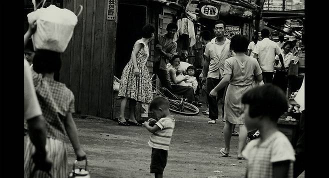 구와바라 시세이 작가가 찍은 한국의 1960년대 청계천 사진. 숨비 제공