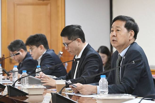 구윤철 부총리 겸 재정경제부 장관이 4일 서울 중구 은행연합회에서 열린 시장상황 점검회의를 주재하고 있다. 뉴스1