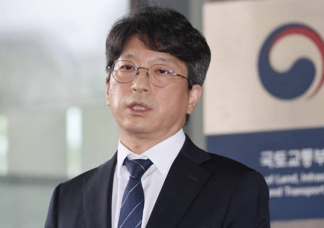 홍지선 국토교통부 장관 후보자가 지난달 31일 세종시 정부세종청사로 출근하며 취재진 질문에 답하고 있다. 연합뉴스