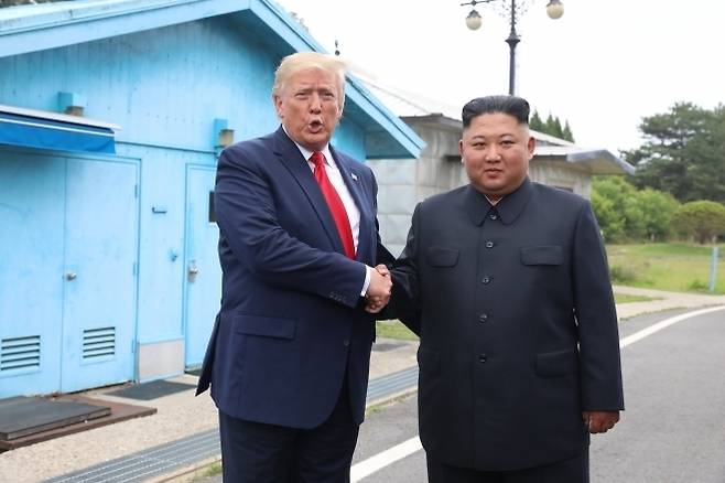 도널드 트럼프 미국 대통령과 북한 김정은 국무위원장이 2019년 6월 30일 오후 판문점 자유의 집 앞에서 만나 악수하고 있다. 연합뉴스