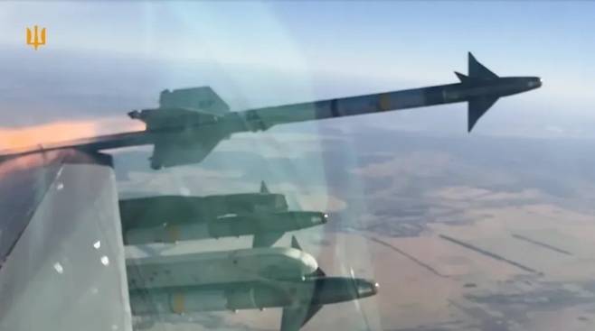 우크라이나 F-16 전투기가 AIM-9L/M을 발사하고 있다. 우크라이나 공군 제공