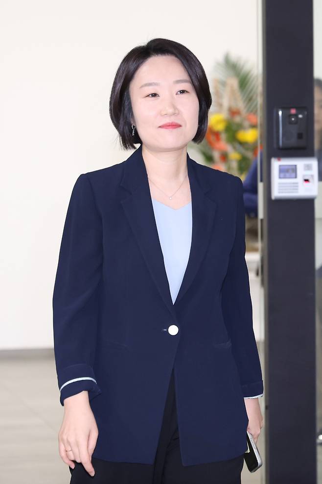 이소영 중소벤처기업부 장관 후보자가 4일 서울 여의도 중소기업중앙회를 찾아 김기문 중기중앙회장과의 차담회를 마친 뒤 발걸음을 옮기고 있다. 연합뉴스