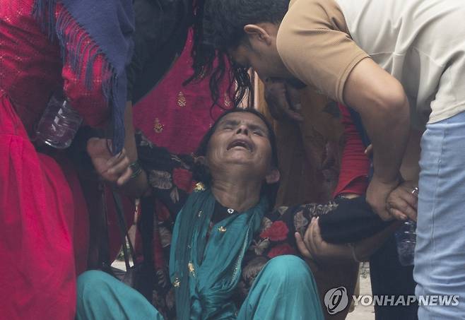 네팔 대홍수 희생자 장례식 (카트만두 EPA=연합뉴스) 3일(현지시간) 네팔 카트만두에서 대홍수로 목숨을 잃은 남편의 장례식을 치르던 한 여성이 통곡하고 있다.