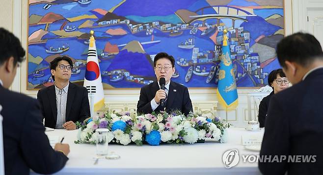 이재명 대통령, 시민사회 초청 간담회 인사말 (서울=연합뉴스) 김도훈 기자 = 이재명 대통령이 4일 청와대에서 열린 시민사회 초청 간담회에서 인사말을 하고 있다. 2026.9.4 superdoo82@yna.co.kr