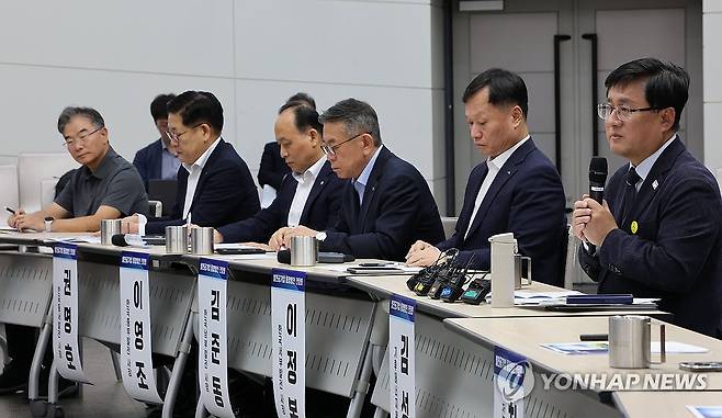 발언하는 김성환 장관 (서울=연합뉴스) 이진욱 기자 = 4일 서울 영등포구 한국전력공사 남서울본부에서 열린 발전공기업 통합방안 간담회에서 김성환 기후에너지환경부 장관이 발언하고 있다. 2026.9.4 cityboy@yna.co.kr