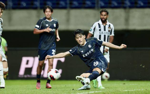 두 경기 연속 멀티골로 매서움을 더한 광주FC가 6일 김천상무와의 원정경기에서 무승 부진 탈출에 나선다. 지난 30일 서울과의 홈경기에서 최경록이 골을 기록하는 모습. <광주FC 제공>