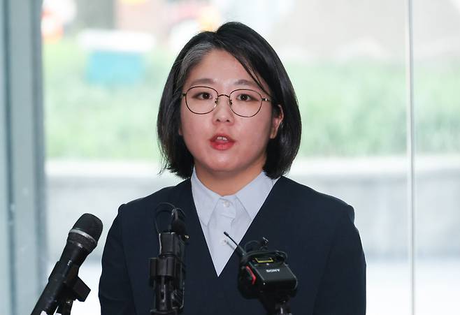 용혜인 성평등가족부 장관 후보자가 2일 서울 서대문구에 마련된 인사청문회 준비 사무실로 출근하며 취재진의 질문에 답하고 있다.(연합뉴스)