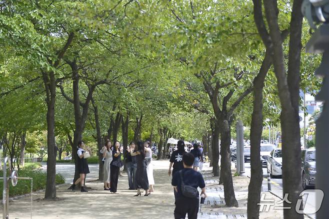 9월 첫 토요일인 5일 오후 대구 수성구 수성못 일대에서 시민들이 선선한 바람을 맞으며 산책하고 있다. 2026.9.5 ⓒ 뉴스1 이성덕 기자