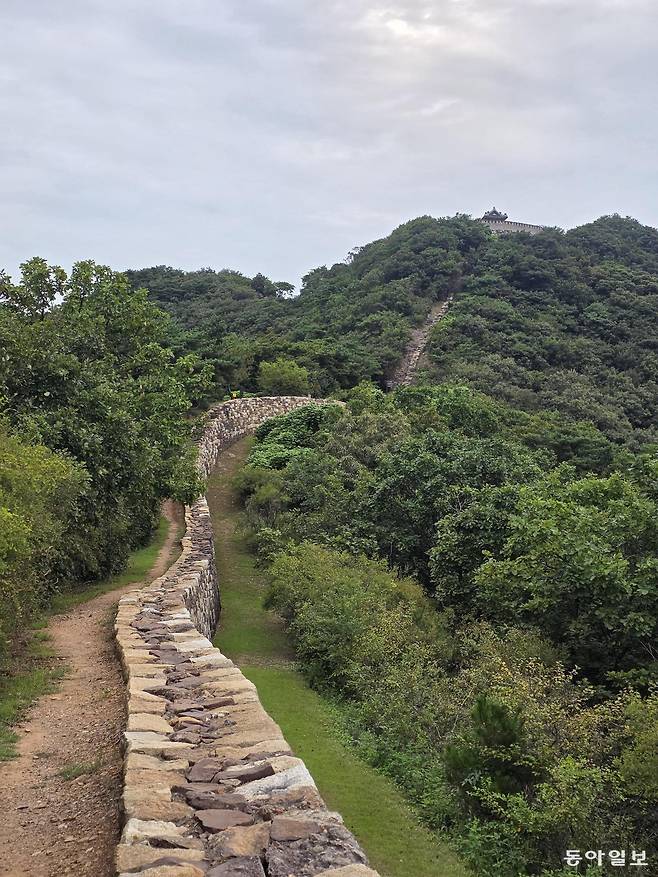 문수산성 성벽길.