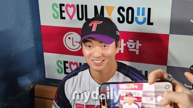 고우석이 9월 4일 서울 잠실야구장에서 열린 삼성 라이온즈전 승리 후 취재진과 인터뷰를 하고 있다./잠실=김경현 기자