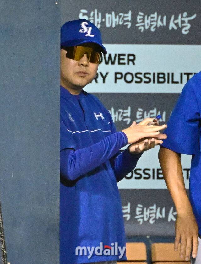 2026년 9월 4일 오후 서울 잠실구장에서 열린 '2026 신한 SOL KBO리그' 삼성 라이온즈와 LG 트윈스의 경기. 삼성 박진만 감독이 선수들을 격려하고 있다./잠실=유진형 기자