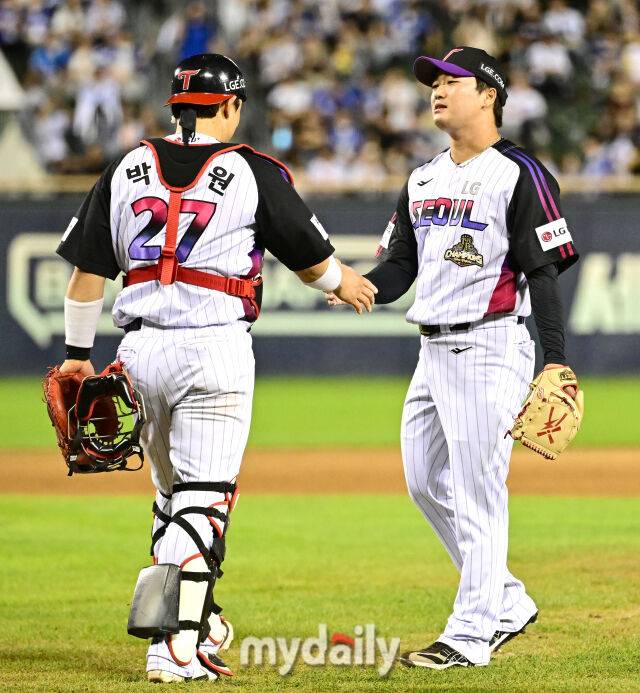 2026년 9월 4일 오후 서울 잠실구장에서 열린 '2026 신한 SOL KBO리그' 삼성 라이온즈와 LG 트윈스의 경기. LG 고우석이 4-3으로 승리한 뒤 기뻐하고 있다./잠실=유진형 기자