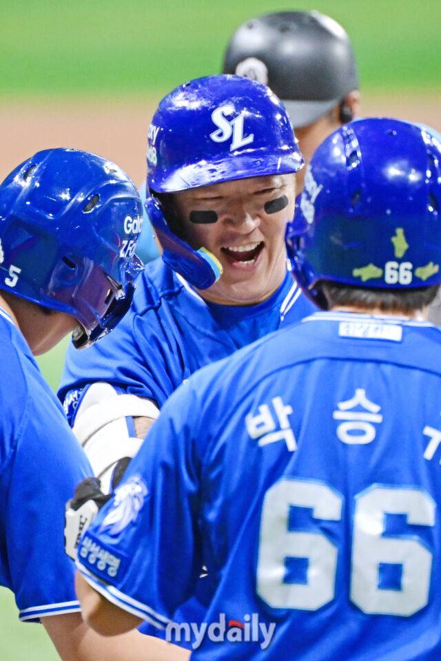 26일 서울 고척스카이돔에서 열린 '2026 신한 SOL KBO리그' 삼성 라이온즈와 키움 히어로즈 경기. 삼성 최형우가 1회초 무사 만루에 홈런을 친 후 기뻐하고 있다./마이데일리