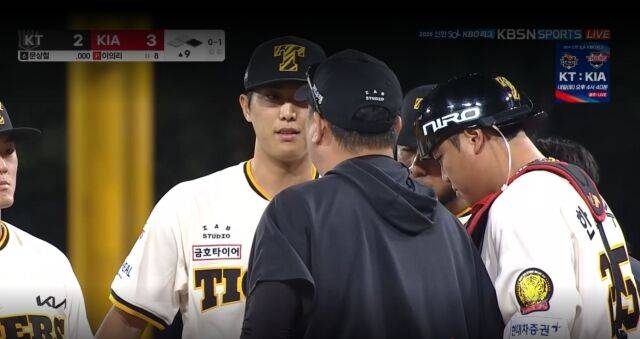 KIA 타이거즈 이범호 감독이 4일 광주 KIA챔피언스필드에서 열린 KT 위즈와의 홈 경기 도중 마운드에 올라 이의리에게 얘기하고 있다./티빙 캡쳐