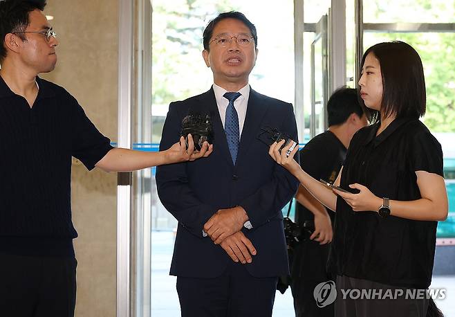 각오 말하는 김승원 법무장관 후보자 (서울=연합뉴스) 신준희 기자 = 김승원 법무부장관 후보자가 3일 서울 종로구 적선현대빌딩에 마련된 인사청문회 준비 사무실로 출근하며 취재진을 향해 각오를 말하고 있다. 2026.9.3 hama@yna.co.kr