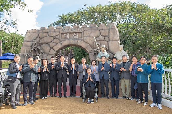 ◇고성군은 지난 5일 오전 이양수 국회의원, 함명준 고성군수, 함용빈 고성군의장, 이지영 강원도의원, 오호리 주민대표 등 관계자들이 참석한 가운데 송지호 바다하늘길의 개통식을 갖고 본격적인 손님맞이에 나섰다.