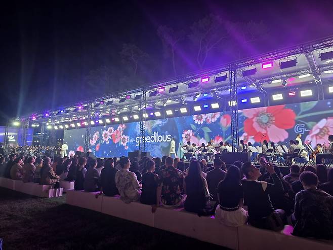 4일 저녁 서울 송파구 롯데월드타워 월드파크에서 열린 ‘2027 S/S 서울패션위크’ 그리디어스 패션쇼에서 모델들이 롯데 키즈 오케스트라의 연주에 맞춰 런웨이를 걷고 있다. (사진=박지애 기자)
