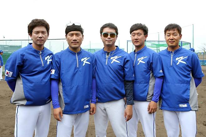WBC 대표팀 트레이너 시절의 김병곤 박사. WBC대표팀의 김지훈, 김병곤, 조대현, 김부원, 유태현 트레이너(왼쪽부터)는 선수들이 최상의 경기력을 유지하도록 물심양면 돕고 있다. 이들은 선수들이 일과를 시작하기 전부터 일찌감치 준비를 시작해 훈련이 끝난 뒤에도 선수들의 몸 관리를 돕느라 정신없는 하루를 보내고 있다. 사진제공 | KBO