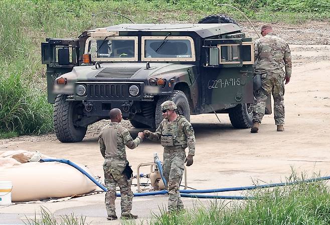 U.S. troops greet each other after wrapping up training along the Imjin River in Paju, Gyeonggi, on Aug. 20, a day before the Korea-U.S. joint exercise Ulchi Freedom Shield (UFS) was set to end early. NEWS1