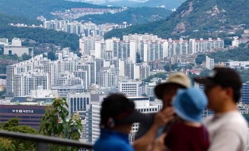 지난달 30일 서울 시내 아파트 단지가 보이고 있다. 부동산R114에 따르면 8월 넷째 주 서울 아파트 매매가격은 전주 대비 0.16% 상승했다. 전셋값도 0.11% 오르며 매매·전세가격이 동반 상승세를 이어갔다. 뉴시스