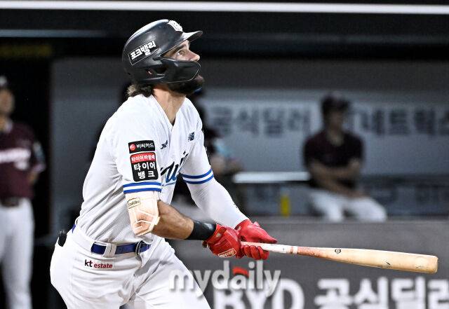 14일 오후 경기도 수원시 조원동 수원KT위즈파크에서 진행된 '2026 프로야구 KBO리그' KT위즈와 키움히어로즈의 경기. KT 힐리어드가 1회말 무사 만루서 1타점 희생타를 치고 있다./마이데일리