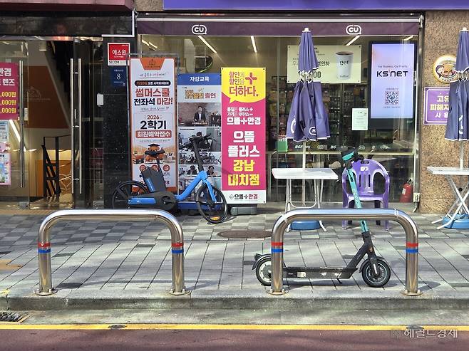 4일 오전 서울 강남구 대치동 학원가에 개인형 이동장치들이 주차돼있다. 이영기 기자