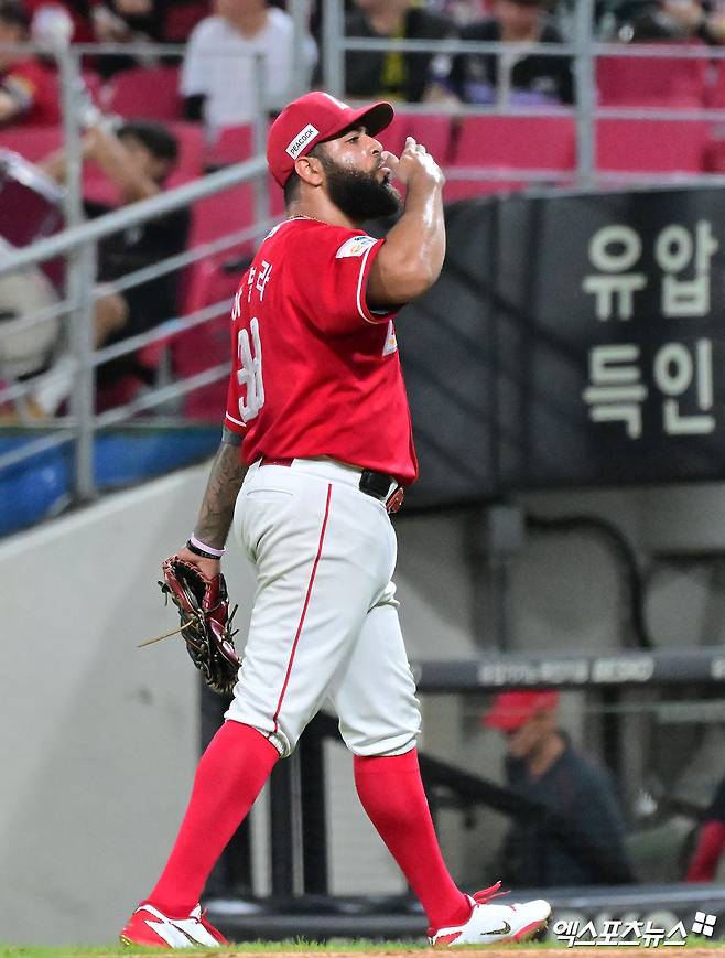29일 오후 광주기아챔피언스필드에서 열린 '2026 신한 SOL Bank KBO리그' SSG 랜더스와 KIA 타이거즈의 경기, 7회말 수비를 마친 SSG 아빌라가 더그아웃으로 향하고 있다. 엑스포츠뉴스 DB