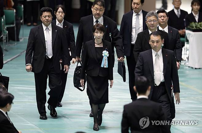 일본 전몰자 추도식에 참석한 다카이치 총리 (도쿄 교도=연합뉴스) 다카이치 사나에 일본 총리가 한국 광복절이자 일본 패전일 열린 전몰자 추도식에 참석했다. 그는 야스쿠니 신사는 참배하지 않았지만, 전몰자 추도사에서 과거 일제 피해에 대한 반성을 언급하지 않으며 다소 우경화된 행보를 보였다. 2026.8.15. csm@yna.co.kr