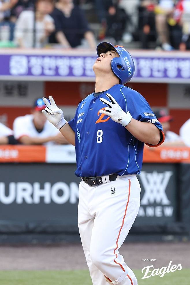 한화 노시환이 25일 대전 한화생명 볼파크에서 열린 2026 KBO리그 정규시즌 LG전에서 홈런을 친 후 세리머니를 하고 있다. 사진 | 한화 이글스