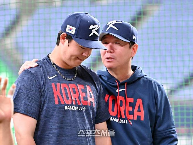 WBC 대한민국 야구대표팀의 류지현 감독(오른쪽)이 3일 일본 오사카 교세라돔에서 열리는 오릭스 버팔로스와의 연습경기에 앞서 노시환과 이야기를 나누고 있다. 오사카 | 박진업 기자 upandup@sportsseoul.com