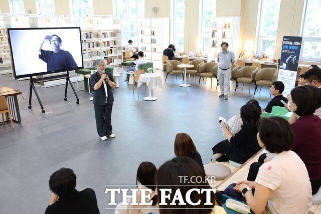 6일 세종시교육청교육문화원에서 열린 '이정모 작가와의 만남' 행사에서 강미애 세종시교육감이 인사말을 하고 있다. /세종시교육청