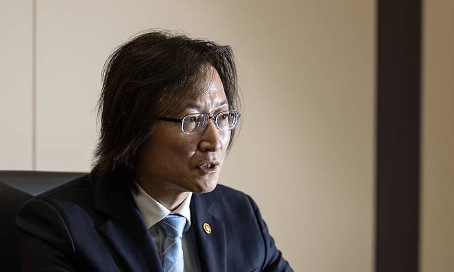 주병기 공정거래위원장이 3일 오후 서울 중구 한국공정거래조정원에서 취임 1주년을 맞아 한겨레와 인터뷰하고 있다. 이승배 기자 photolee@hani.co.kr