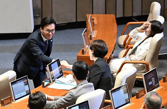 김민석 더불어민주당 대표가 7일 국회 본회의장에서 열린 제439회 국회(정기회) 제03차 본회의에서 국정에 관한 교섭단체 대표연설을 마치고 발언대를 나서며 국민의힘 소속 서지영 의원과 악수하고 있다. 오른쪽은 김 대표와 먼저 악수한 김소희 의원. 서재훈 기자