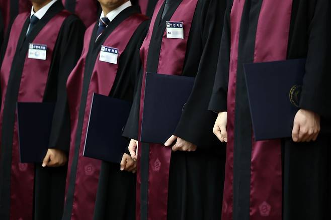 지난달 3일 정부과천청사 법무부에서 열린 신임 검사 임관식에서 신임 검사들이 기념촬영을 하고 있다. 7월31일 '수사와 기소 분리'라는 원칙에 따라 검사의 보완수사권 완전 폐지를 골자로 한 형사소송법 개정안이 국회 본회의를 통과한지 사흘 만이다. 연합뉴스.