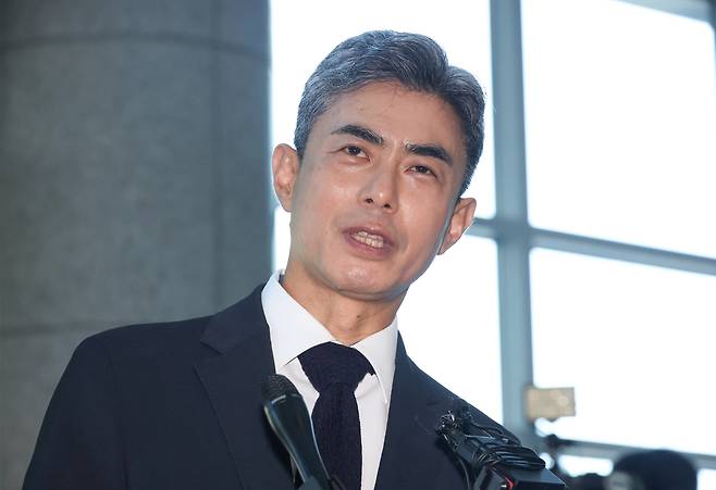 강신철 국방부 장관 후보자가 지난 3일 청문회 준비 사무실이 차려진 서울 용산구 국방컨벤션으로 들어서며 취재진의 질문에 답하고 있다. 연합뉴스