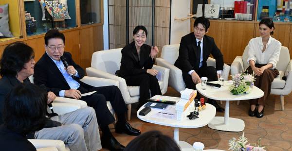 이재명 대통령이 7일(현지시간) 프랑스 남부 생폴드방스 마그 재단에서 국제 영화·영상 정상회의 ‘뤼미에르 서밋’ 개막식 후 한국 영화인들과 간담회를 하고 있다. 이번 행사는 서밋에 초청받은 한국 감독 및 배우들과의 간담회로 이창동·정주리 감독, 배우 설경구·전도연·김도연 씨, 김민영 넷플릭스 아시아태평양 지역 콘텐츠 총괄 부사장 등이 참석했다. 연합뉴스