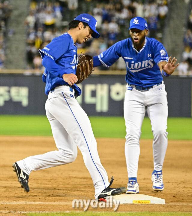 2026년 9월 5일 오후 서울 잠실구장에서 열린 '2026 신한 SOL KBO리그' 삼성 라이온즈와 LG 트윈스의 경기. 삼성 사토시와 디아즈가 연장 접전 끝에 4-3으로 승리한 뒤 기뻐하고 있다./마이데일리