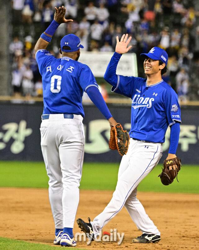 2026년 9월 5일 오후 서울 잠실구장에서 열린 '2026 신한 SOL KBO리그' 삼성 라이온즈와 LG 트윈스의 경기. 삼성 사토시와 디아즈가 연장 접전 끝에 4-3으로 승리한 뒤 기뻐하고 있다./마이데일리