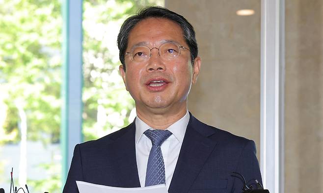 김승원 법무부 장관 후보자가 7일 서울 종로구 적선현대빌딩에 마련된 인사청문회 준비 사무실로 출근, 입장을 밝히고 있다. 이재문 기자