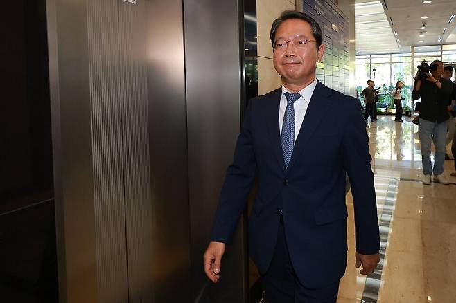 김승원 법무부 장관 후보자가 7일 서울 종로구 적선현대빌딩에 마련된 인사청문회 준비 사무실로 출근하고 있다. ⓒ시사저널 최준필