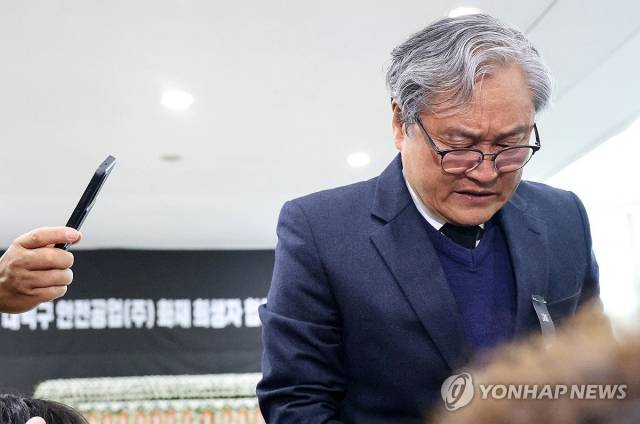 대형 화재로 74명의 사상자가 발생한 대전 안전공업의 손주환 대표가 지난 3월 26일 오후 대전시청에 마련된 희생자 합동분향소를 찾아 조문한 뒤 사과의 뜻을 밝히고 있다. 사진=연합뉴스