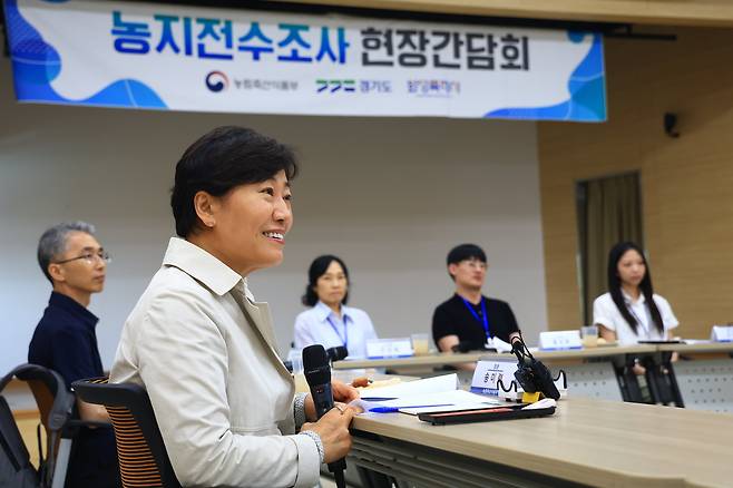 송미령 농림축산식품부 장관이 지난 6월 11일 경기 화성시 팔탄면 행정복지센터에서 열린 '농지전수조사 현장간담회'에서 참석자들의 발언을 경청하고 있다. /연합뉴스