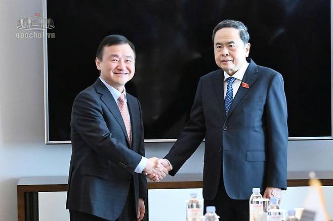 노태문 삼성전자 DX부문장(사장) 겸 대표이사(왼쪽)가 8일 서울에서 한국을 방문 중인 쩐 타인 먼 베트남 국회의장을 만나 기념사진을 촬영하고 있다. 베트남 국회 홈페이지 갈무리