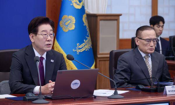 이재명 대통령이 5월 21일 청와대 수석보좌관회의에서 발언하고 있다. 오른쪽은 위성락 국가안보실장. 연합뉴스